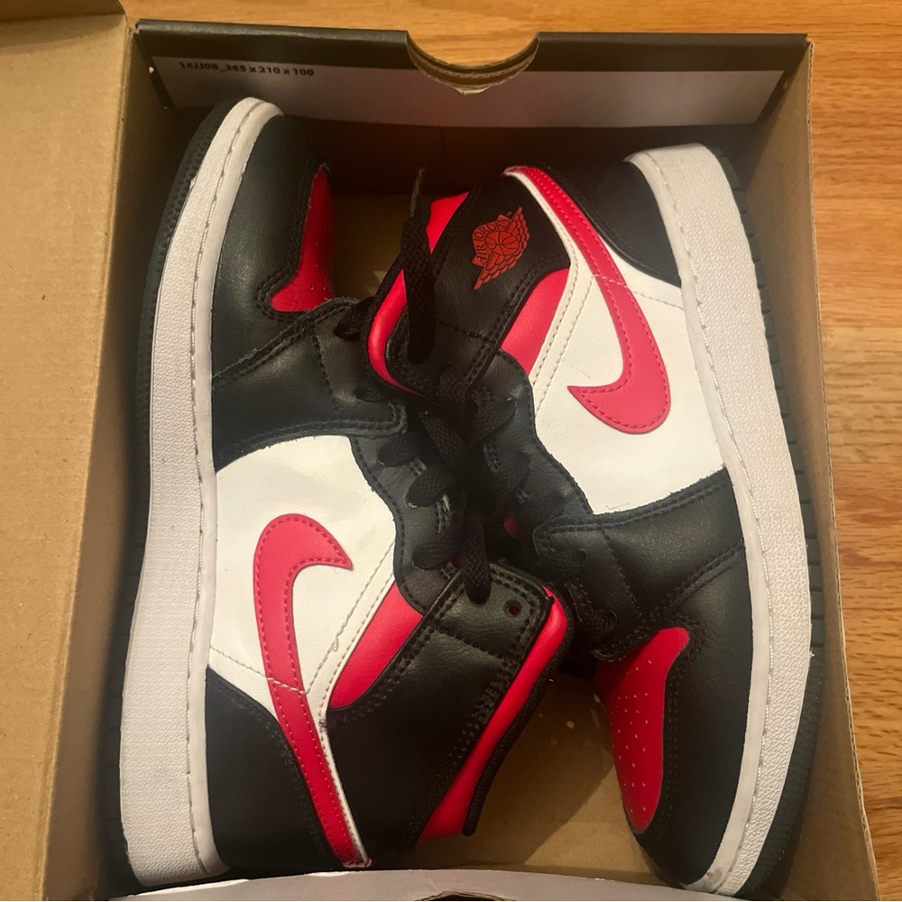 Size 5Y- Jordan 1 Mid Gym Red Black Toe women 6.5